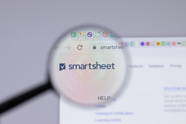 Cận cảnh logo Smartsheet trên trang web.