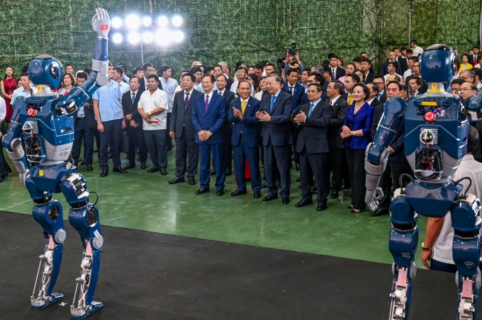 Lãnh đạo Đảng, Nhà nước xem màn trình diễn của robot hình người, một sản phẩm công nghệ cao do Tập đoàn Vingroup nghiên cứu và phát triển, ngày 19/8. Ảnh: Giang Huy